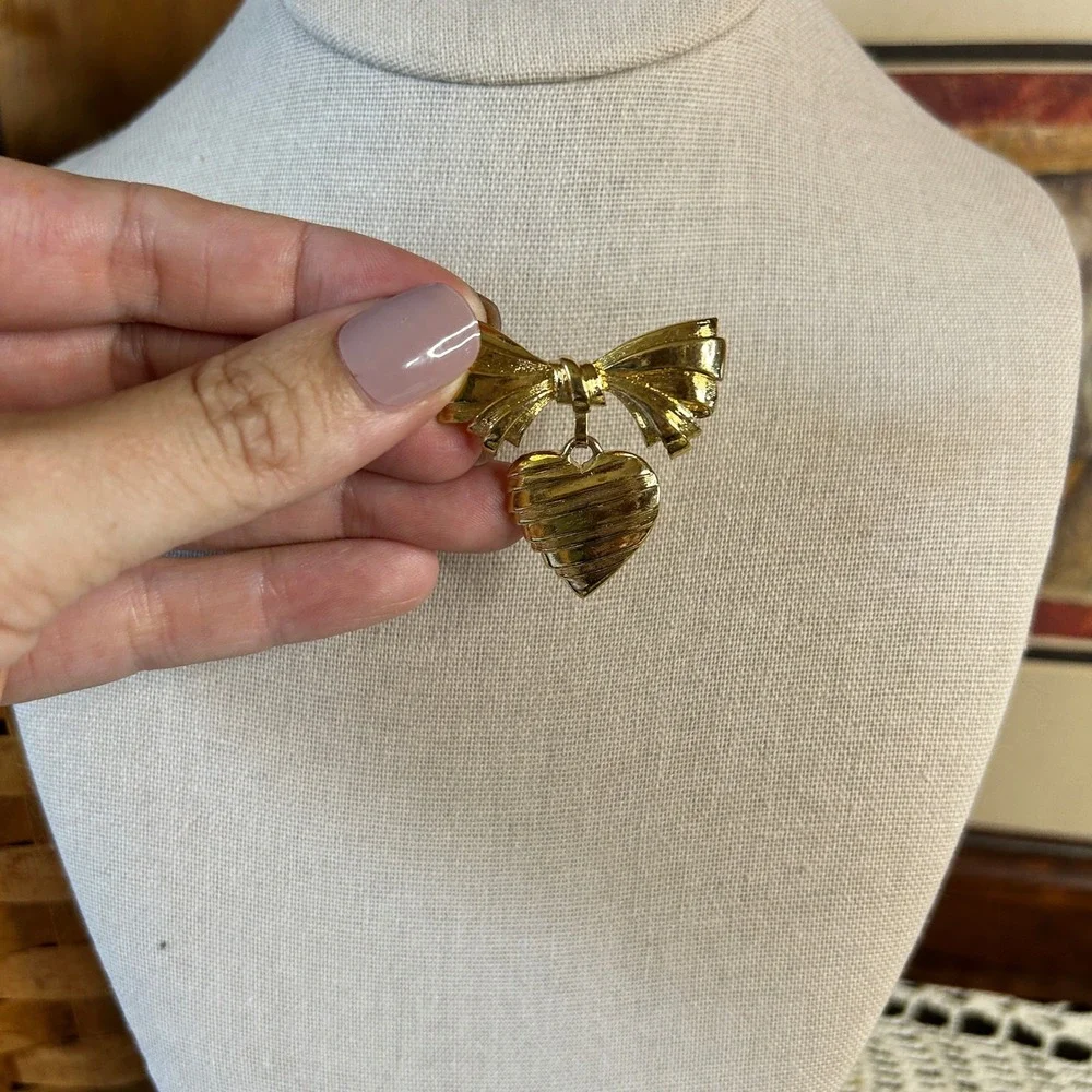 Vintage 90's Avon Gold Bow & Heart Mother's‎ Day Pin